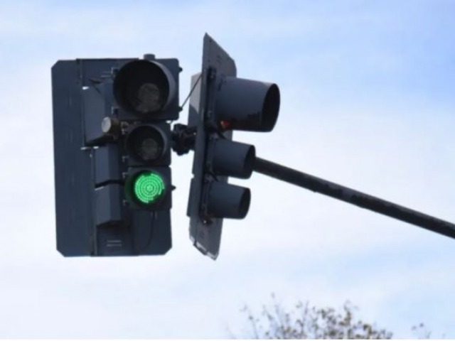 Piden colocar semforos con onda verde en avenidas